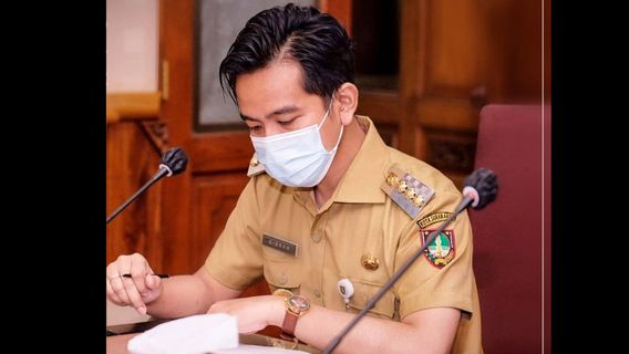 Gaya Rambut Klimis Gibran Cek Data COVID-19, Warganet: Mas Udah Pernah Ketemu Presiden?