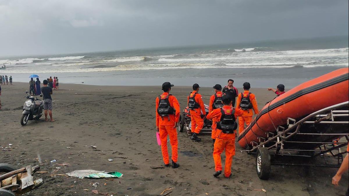 Fishermen In Jembrana Bali Hit By High Waves, One Person Missing