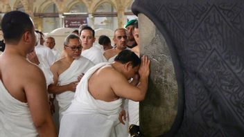 Di Sela Kunjungan Kenegaraan di Arab Saudi, Prabowo Laksanakan Umrah