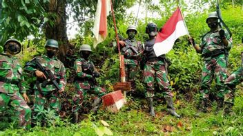 Personel Marinir TNI AL Patroli Patok Perbatasan di Pulau Sebatik