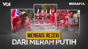 Pedagang Bendera Musiman, Bertahan di Tengah Berkurangnya Pembeli