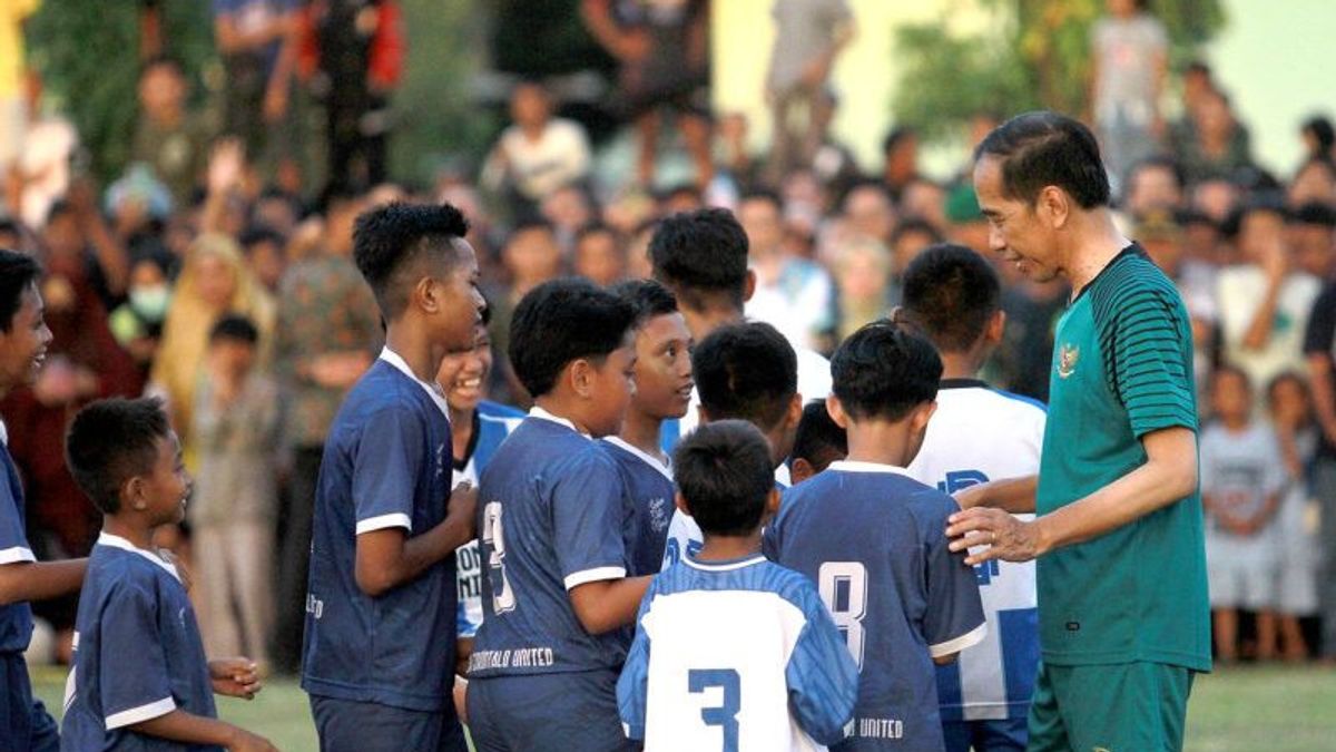 زيارة غورونتالو، الرئيس جوكوي يلعب كرة القدم مع أطفال SSB