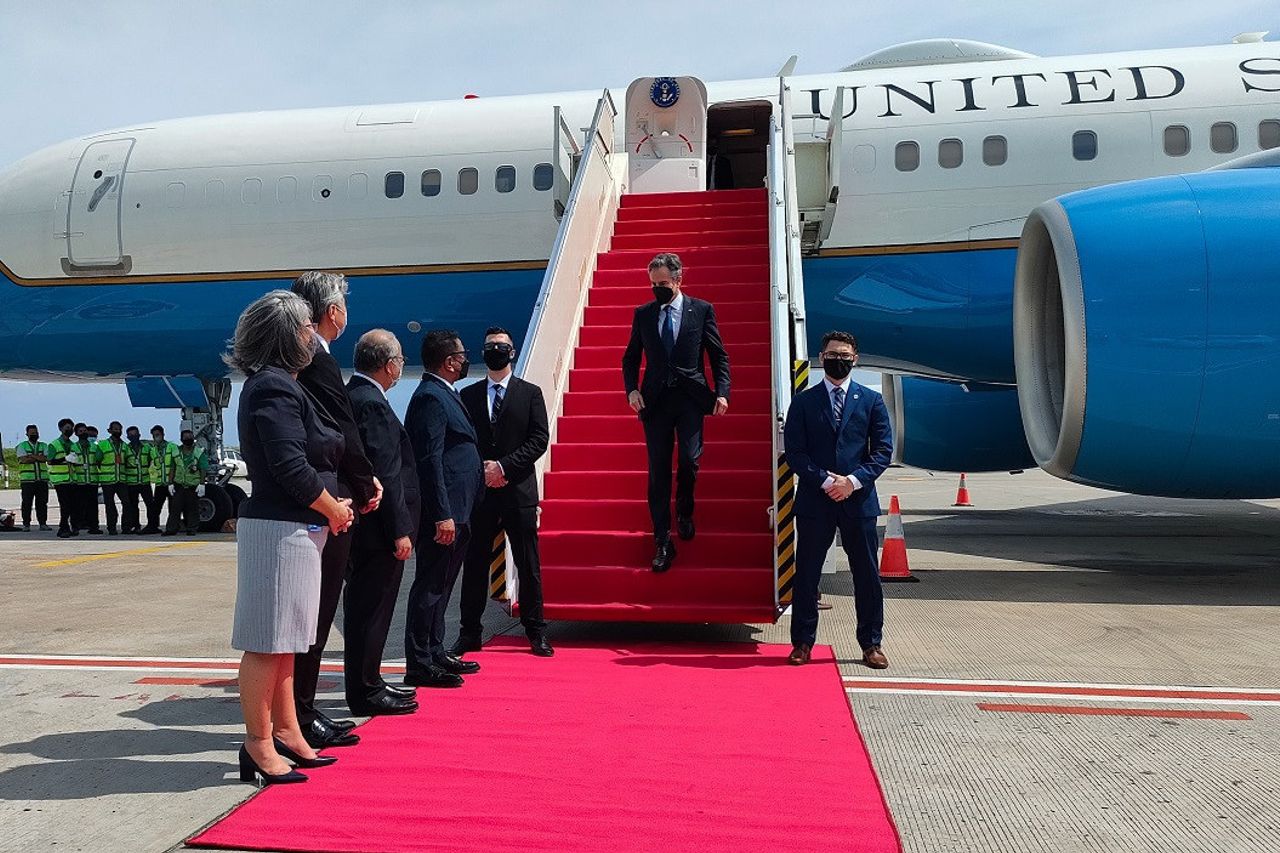 インドネシアに到着し、アントニー・ブリンケン米国務長官はUIでのスピーチまでジョコウィ大統領と会談する予定です