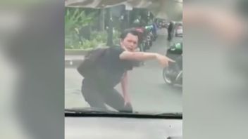Amazing Video Of A Man Claiming To Be Hit By A Car, Police: It's An Old Mode, Perpetrators Are Being Investigated