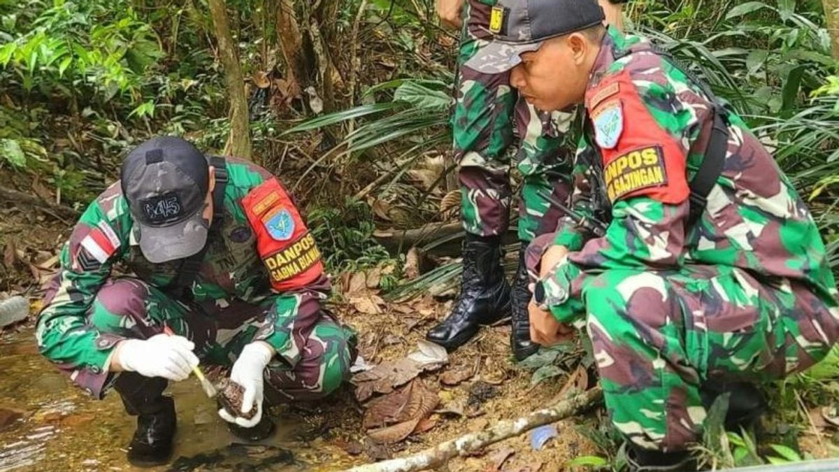 TNI Secures Grenade Found By Residents Of Sambas Border RI-Malaysia