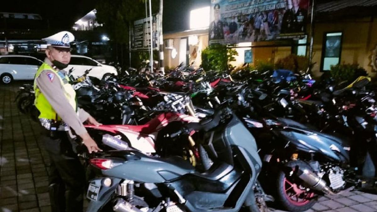 Confiscating 25 Brong Exhaust Motorcycles, Mataram NTB Police Mandatory Owners To Follow The Ticketed Session Process