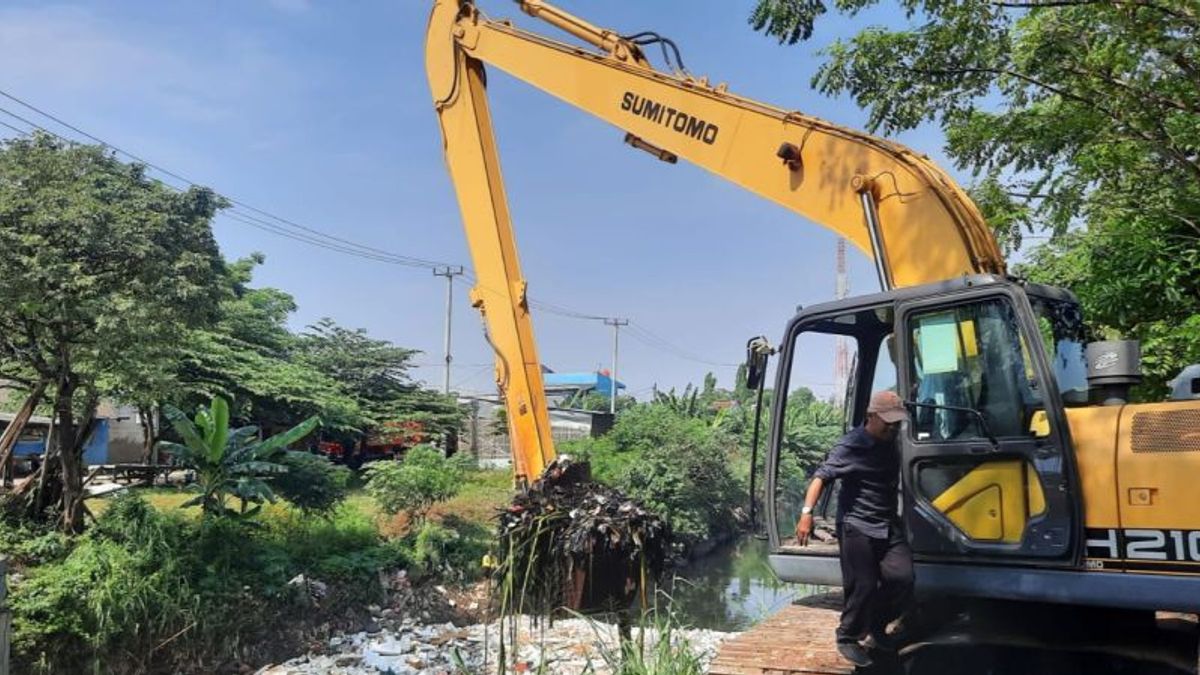 80トンの廃棄物ジャンベ川スンバットブカシが清掃され、12台の輸送トラックが配備されました