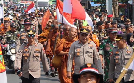 TNI dan Polri Kawal 32 Biksu Jalan Kaki Menuju Candi Borobudur, Warga Antusias Menyambut