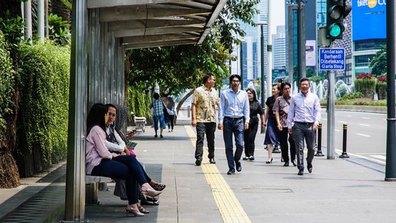 Ekonom Sebut BLT Lebih Efektif Bantu Korban PHK Ketimbang Kartu Prakerja