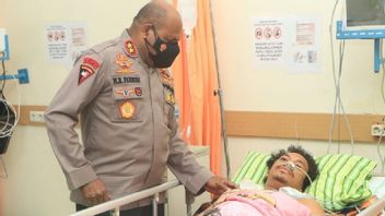 Papuan Police Chief Visits First Brigadier Kenny Victim Of KKB Shooting After Operation To Lift 3 Projectiles