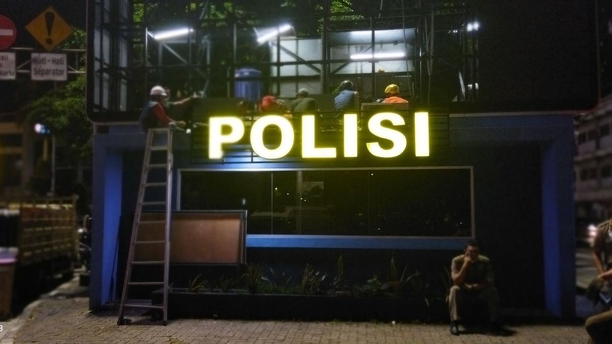 Reklame LED di Atas Pospol Harmoni Dibongkar Paksa Petugas