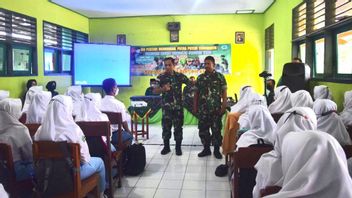 Visiting Schools In Wadas, TNI-Polri Hold Psychoeducation And Socialization Of TNI Recruitment