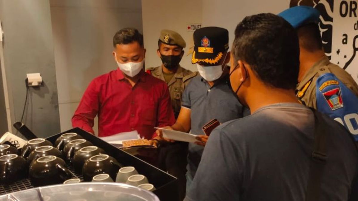 Satpol PP ‘Sikat’ Pemilik Usaha Pelanggar Prokes di Padang, Bos 3 Kafe Dipanggil
