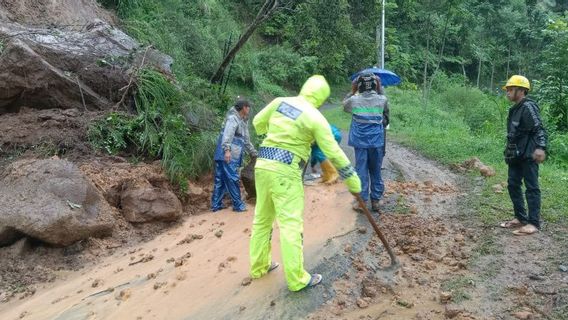 警察は、パムリハンの主要地点であるガルート南線の地滑りを地図化しています。