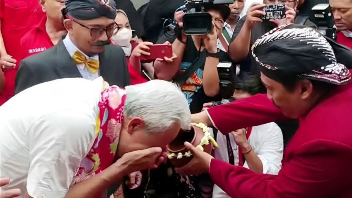 Ganjar Cuci Muka dengan Air Sumur Jobong Peninggalan Majapahit di Surabaya