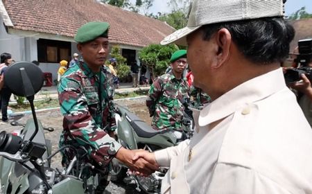 Permudah Distribusi Bantuan Korban Semeru, Prabowo Serahkan 10 Unit Motor ke Babinsa Koramil