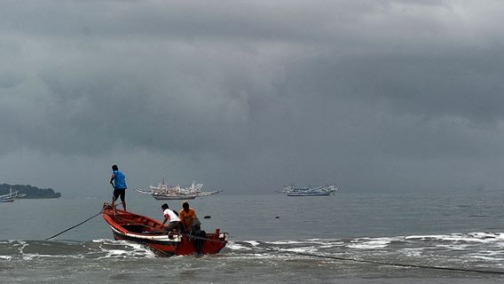 Attention, Le Potentiel De Fortes Pluies Et De Vents Forts Se Produira Dans Un Certain Nombre De Provinces, Ainsi Qu’à Jakarta