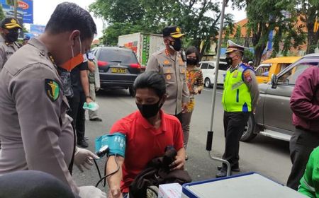 Polisi Razia Vaksinasi COVID-19 di Perbatasan Sidoarjo-Surabaya