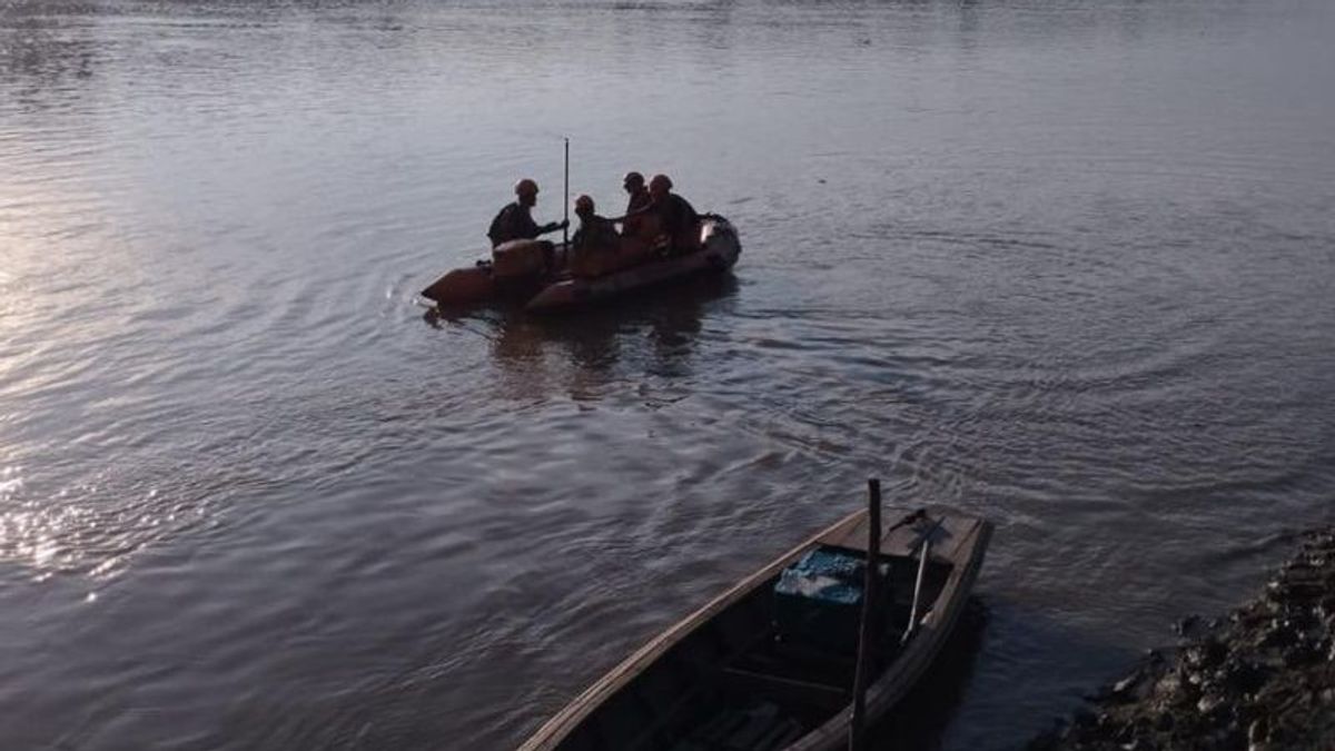 SAR Team Finds Abdullah In A Weak Position Without Clothes After Reported Drowning In The Batanghari River