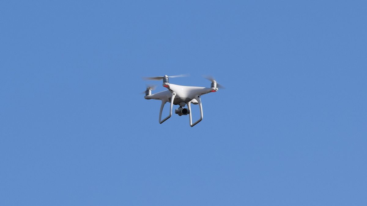 Singapura Uji Coba <i>Drone</i> Awasi Jarak Sosial Warga