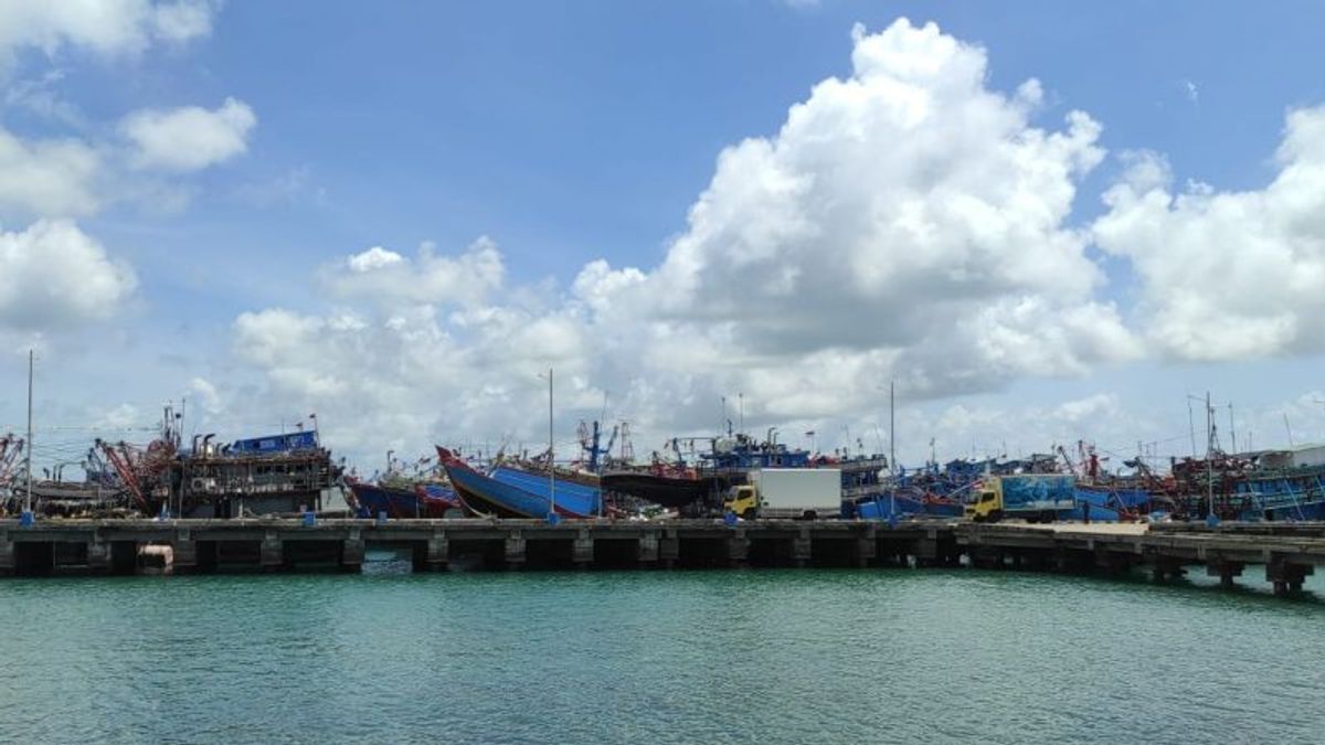 Cuaca Ekstrem dan Ancaman Gelombang Tinggi, Kapal Nelayan dari Pulau Jawa Bersandar di Pelabuhan Awang NTB