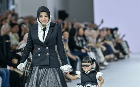 Intip Gaya Gemas Ameena Saat Catwalk JFW 2025 Bersama Aurel Hermansyah