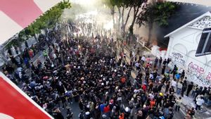  Aksi Massa di Surabaya Ricuh, Belasan Motor Terbakar