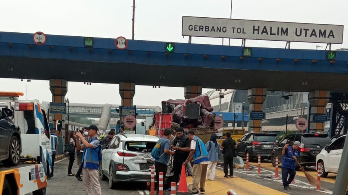 Polisi Olah TKP di GT Tol Halim Pasca Kecelakaan yang Melibatkan 7 Kendaraan