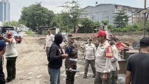Satpol PP Bongkar Bangunan Liar di Akses Tol Karawang Barat 