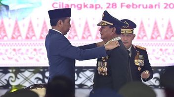 Prix du titre général honoraire loin avant Prabowo