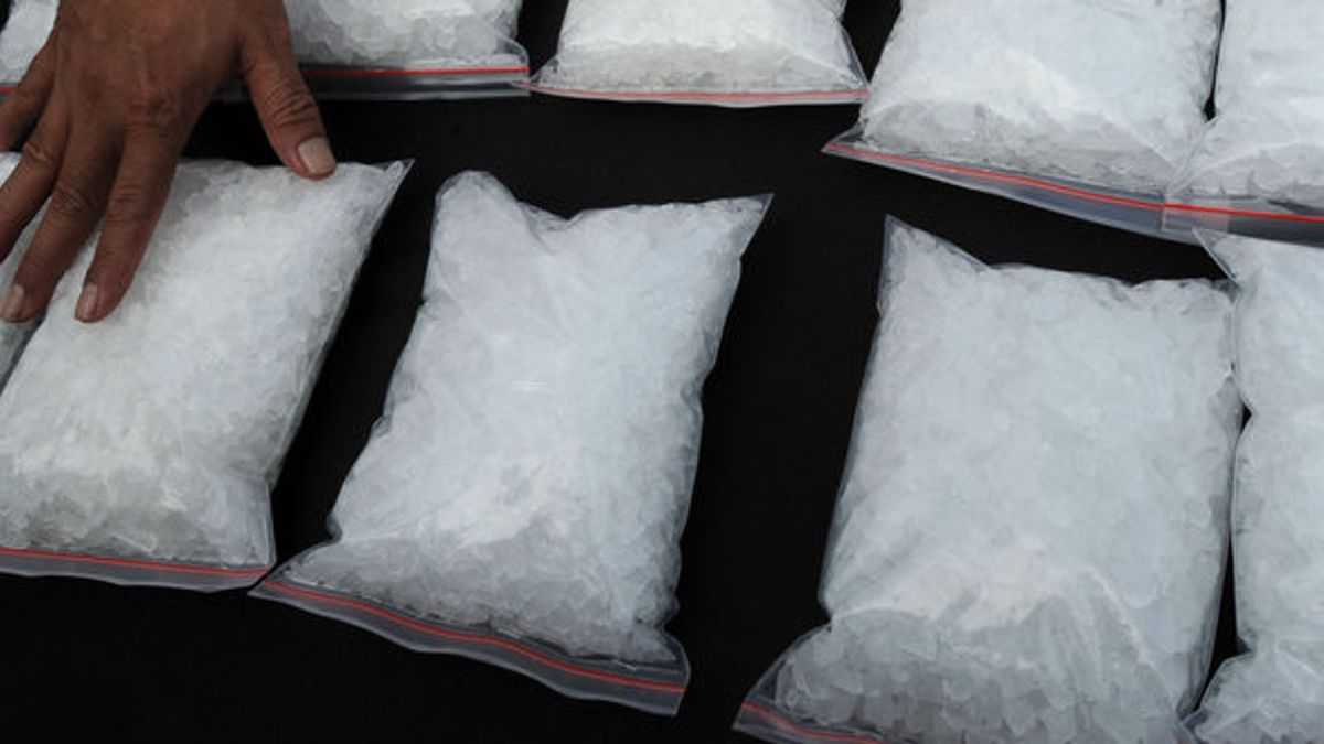 Pekanbaru Police Failed To Send 1 Kg Of Crystal Methamphetamine And 739 Ecstasy From Jakarta Through Expedition