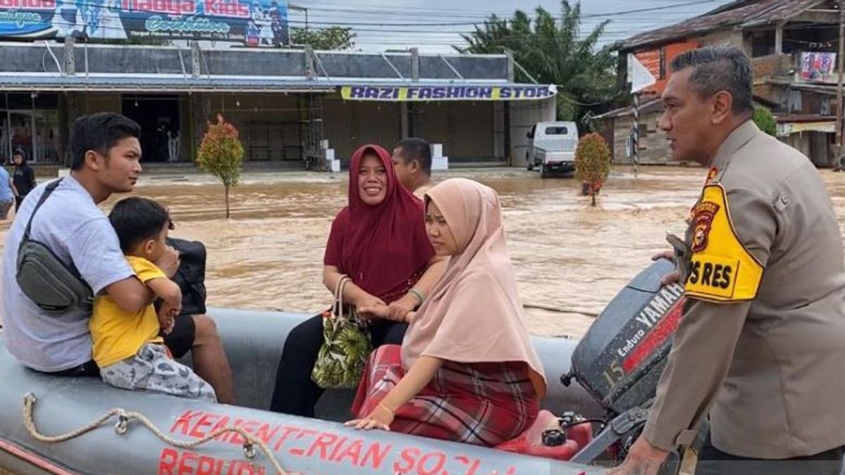 Aksi Heroik Kapolres Rokan Hulu Evakuasi Ibu Hamil di Tengah Banjir, Suami: Sejak Kami Kecil Belum Ada yang Begini