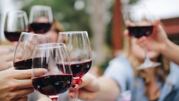 دراسة تكشف عن شرب النبيذ الأحمر يساعد على خفض ضغط الدم