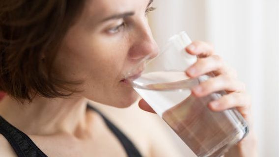 食事中に水を飲むのが好きですか?これは消化に影響します