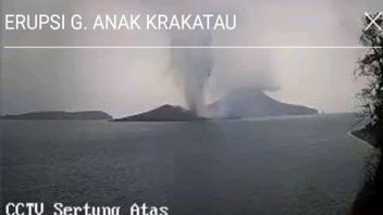 アナッククラカタウ山が再び噴火し、高さ1,500メートルのアブ柱