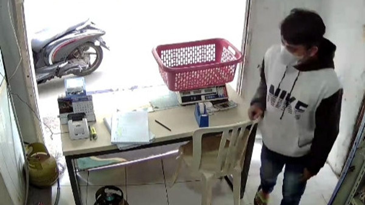 Entrer dans le kiosque de la lessive à Cakung, un homme volé 2 téléphone portable