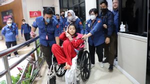 Teriak Histeris dengan Tangan Diborgol Pakai Kursi Roda, Momen Hasnaeni Wanita Emas Digelandang ke Sel Tahanan