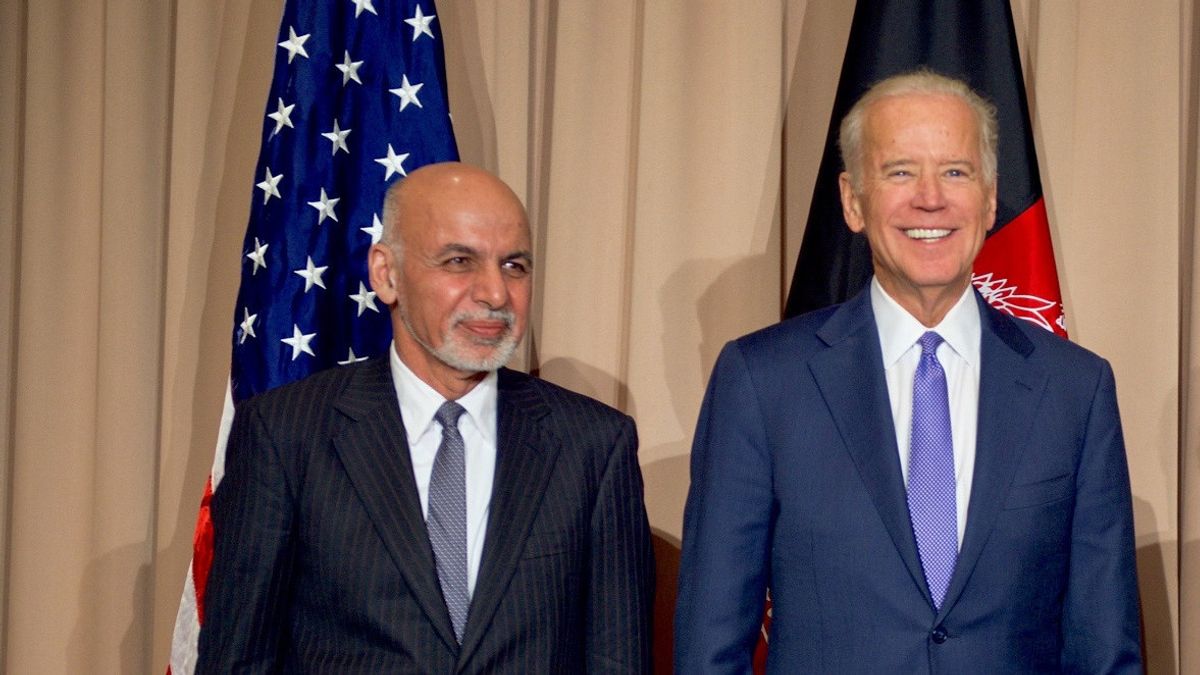 拜登总统在塔利班进入喀布尔前打电话给阿什拉夫 · 加尼， 讨论政治与军事援助