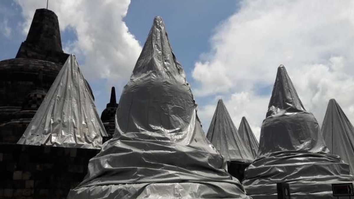Bâche Fermer Trois Temples Anticipant La Pluie De Cendres Du Mont Merapi