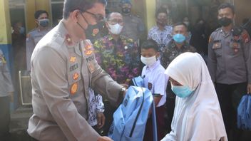 La Police De Banten Distribue 100 Trousses De Fournitures Scolaires Pour Les élèves Qui Suivent PTM