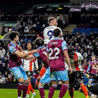 Duel Tim Degradasi, Gol Kontroversial Luton Gagalkan Kemenangan Burnley