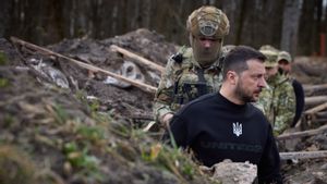 Blusukan ke Parit Pertahanan Pasukan Penjaga Perbatasan Dekat Rusia, Presiden Ukraina Zelensky: Penjajah akan Dikalahkan
