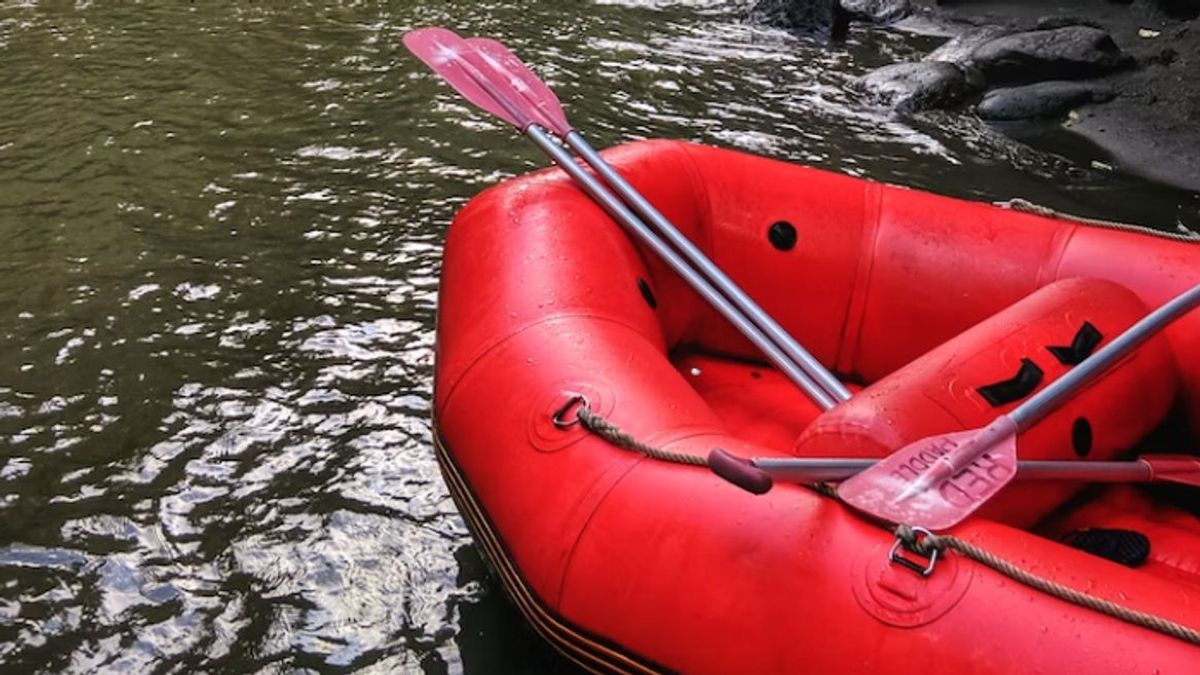 فريق البحث والإنقاذ يوقف البحث عن القوقازي الأمريكي الذي جرفته الأمواج أثناء التجديف في نهر أيونغ جيانيار