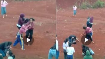 La Police Clarifie La Vidéo Virale De Deux écolières Se Battant Pour Des Garçons à Depok