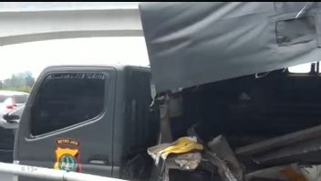 乘客跳出来， 运送疫苗参与者的布里莫布卡车在收费公路上遇到事故