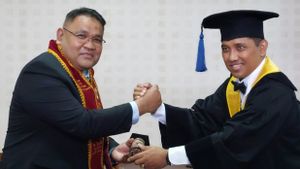 Teguh Santosa obtient un diplôme de médecin à l'Université d'Indonésie avec une thèse sur l'unification de la péninsule coréenne