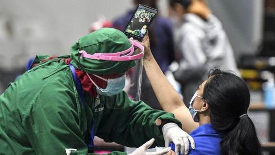 الحكومة تسمح للسكان بالسفر بعد تلقي لقاح COVID-19 في ذاكرة اليوم، 14 فبراير 2022