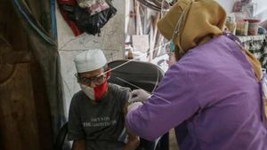 Vaksinasi COVID-19 Lansia di Aceh Dilakukan dengan Sistem Jemput Bola