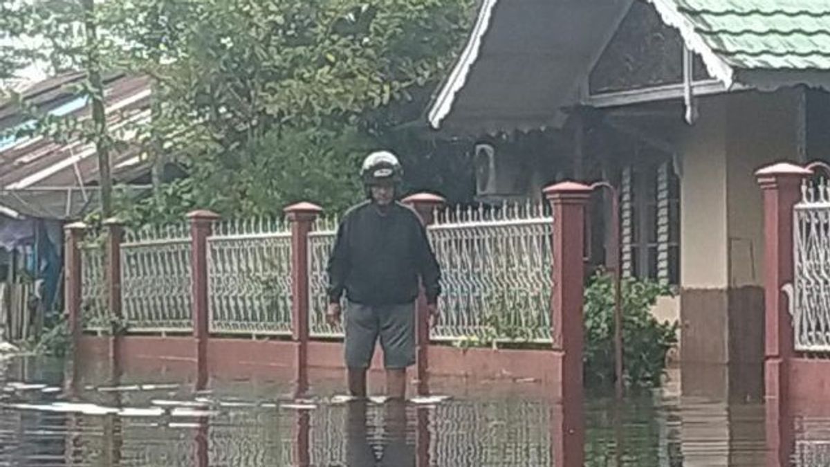 Singkawang的洪水尚未消退，迫使数十名居民撤离