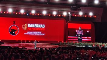 Jokowi Whispers To Ganjar At The PDIP National Working Meeting, Asks To Directly Take Care Of Food If Elected As President